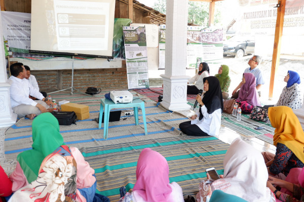 Anggota kelompok UPPKS menyimak materi yang disampaikan oleh Narasumber