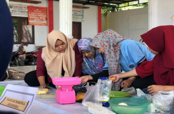 Pelatihan pembuatan Nastar Kelor (Moringa Oleifera) oleh Mahasiswa KKN Universitas Negeri Malang