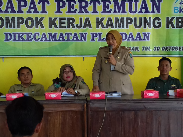 Camat Plandaan memberikan arahan dalam pembentukan Pokja Kampung KB