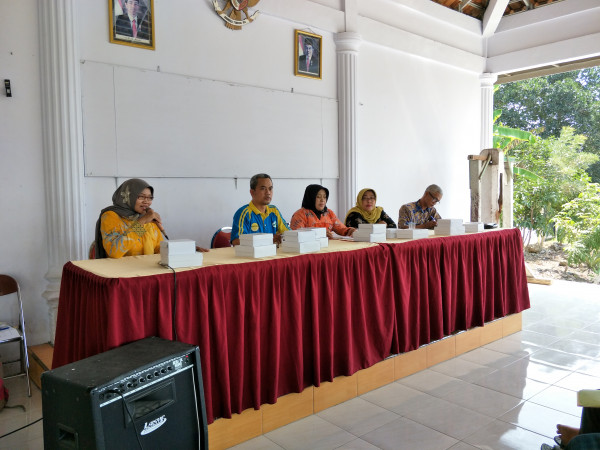 Pendamping Taman Posyandu (Dewi Khotijah) menyampaikan materi