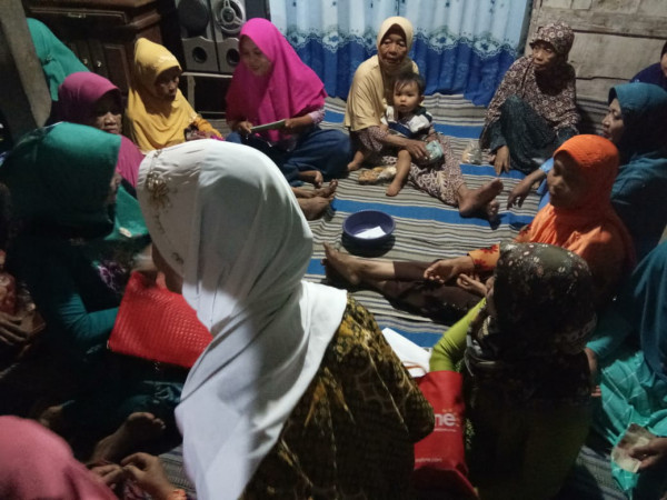 PPKBD Plabuhan mendampingi Lansia mengikuti Kajian