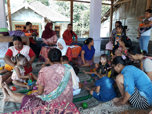 Kader BKB memberikan penyuluhan di Kelompok BKB