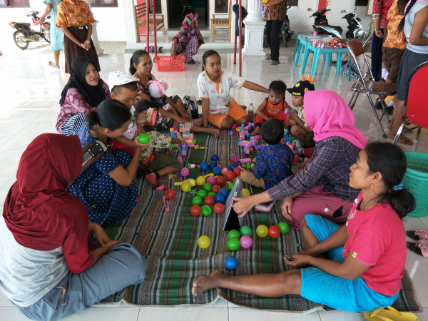 Kader BKB memberikan penyuluhan di Kelompok BKB