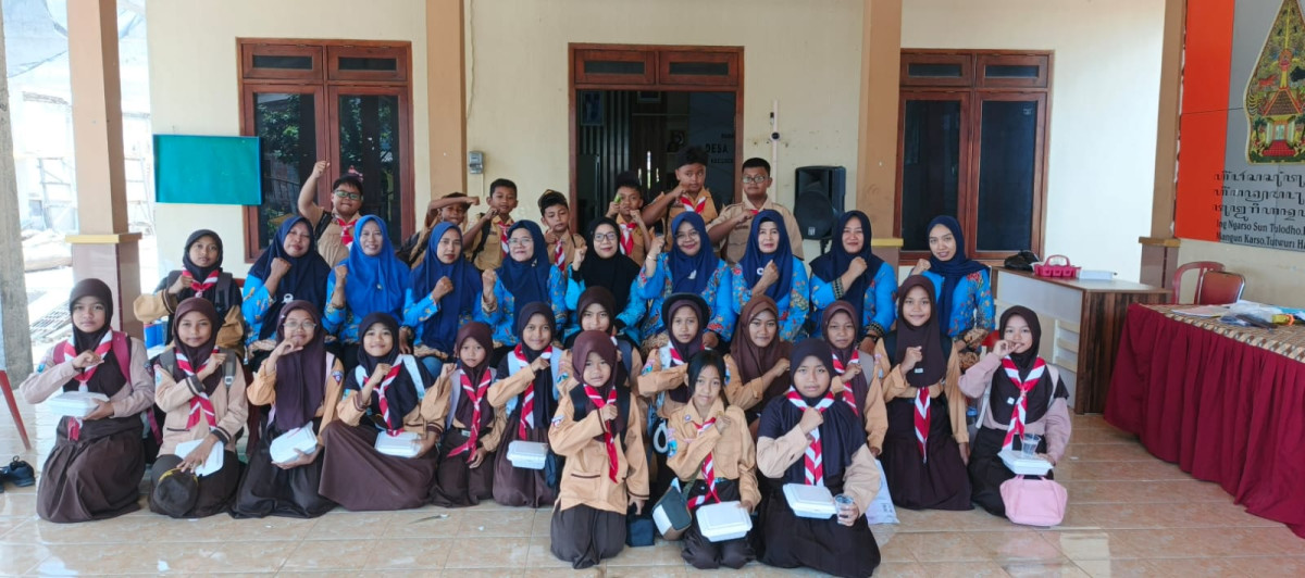 Pemberian bantuan pendidikan bagi anak usia sekolah yang berasal dari keluarga dengan status miskin