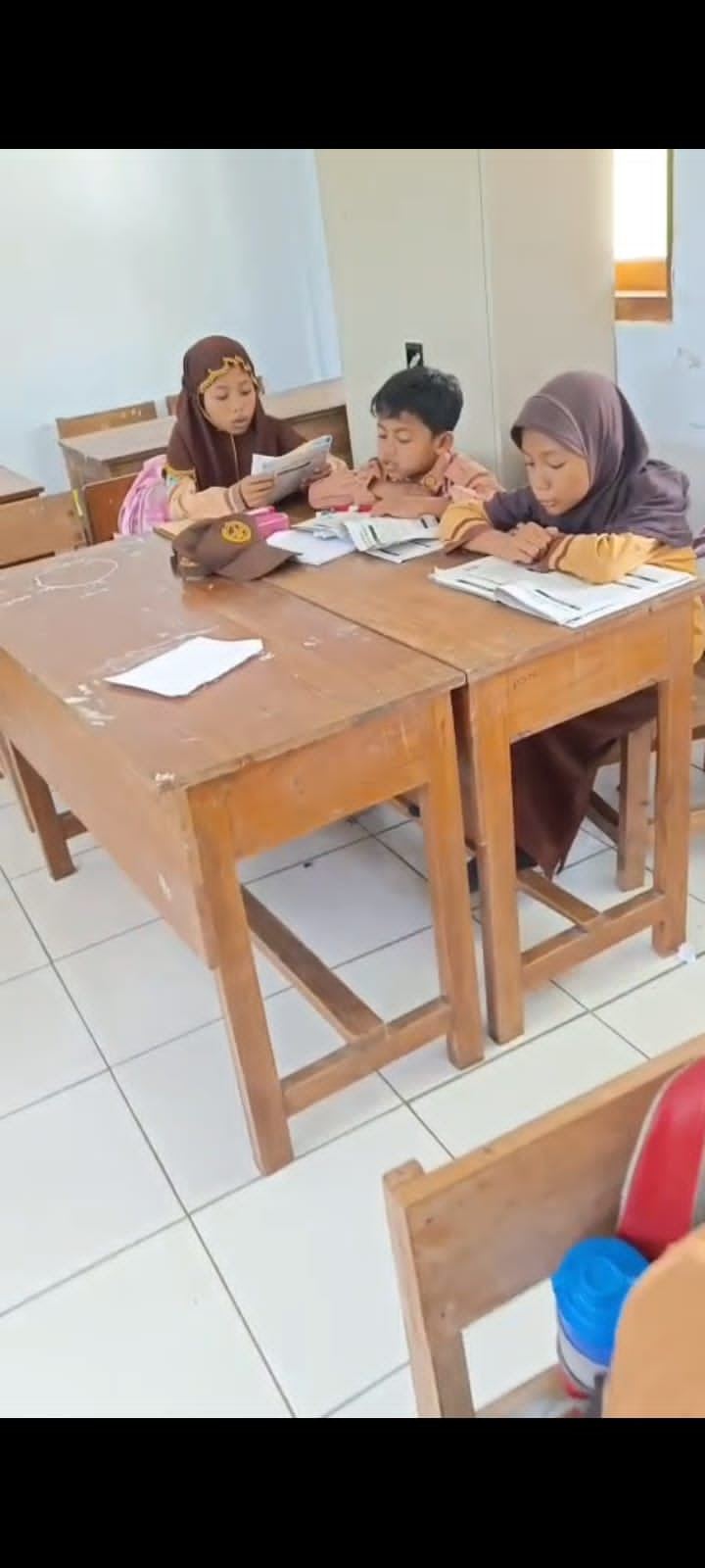 Pemberian  pendidikan dasar dan menengah