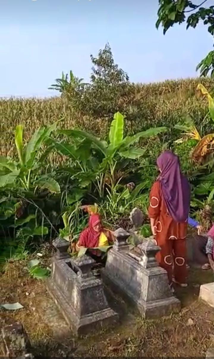 KERJA BAKTI MEMBERSIHKAN MAKAN