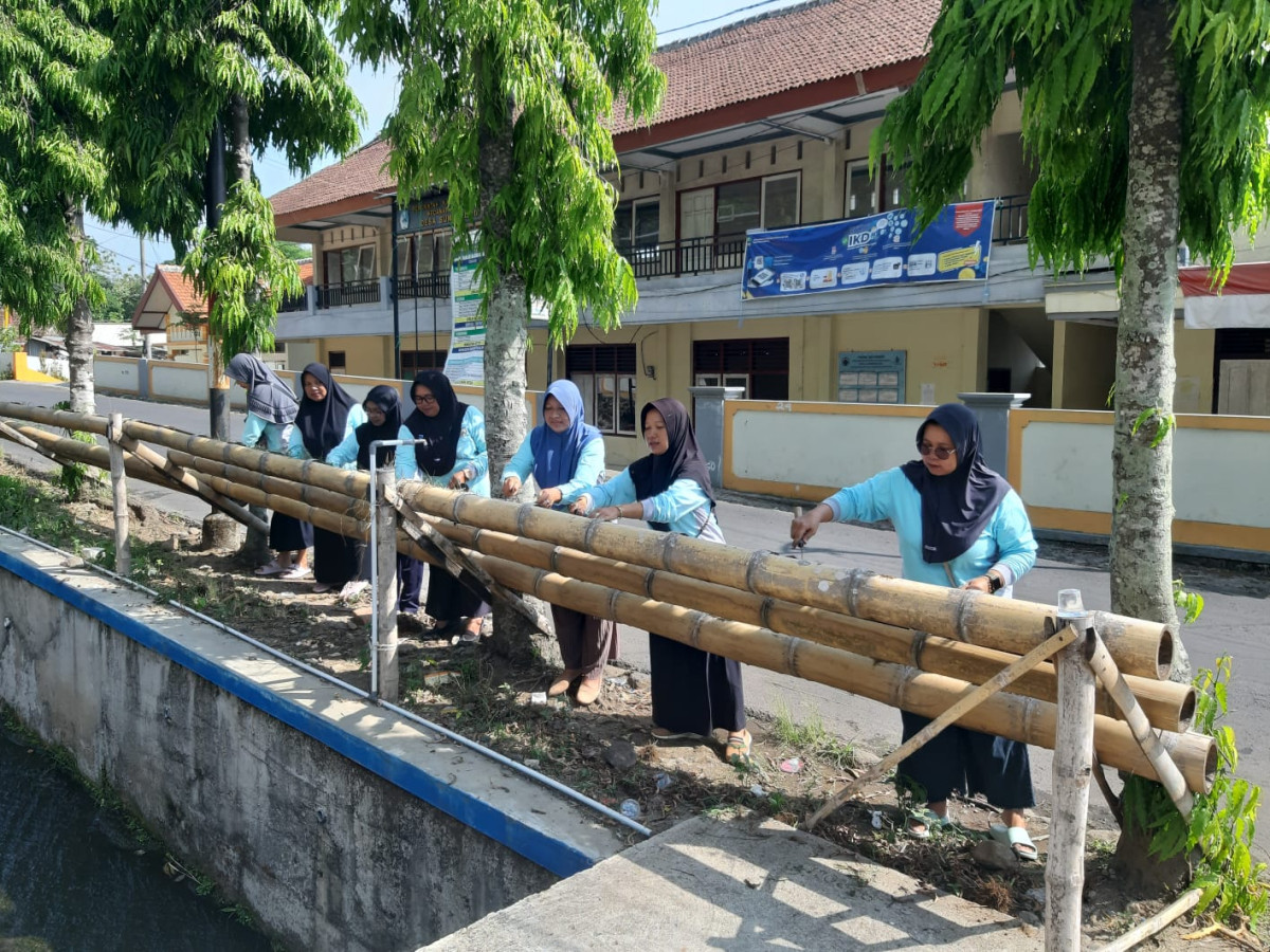 kerja bakti menanam bayam