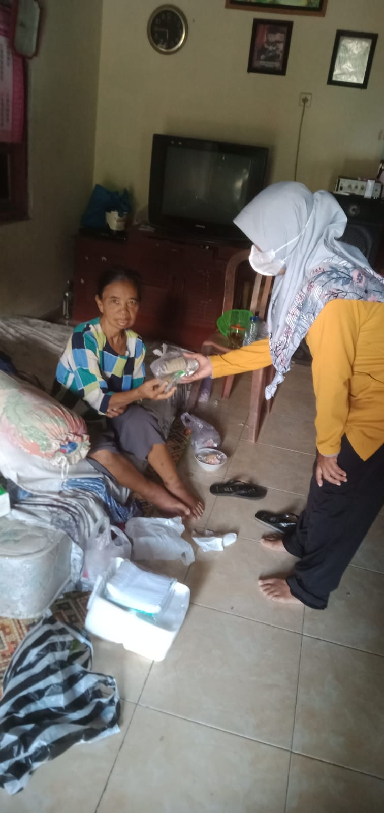 memberikan makanan dan obat obatan