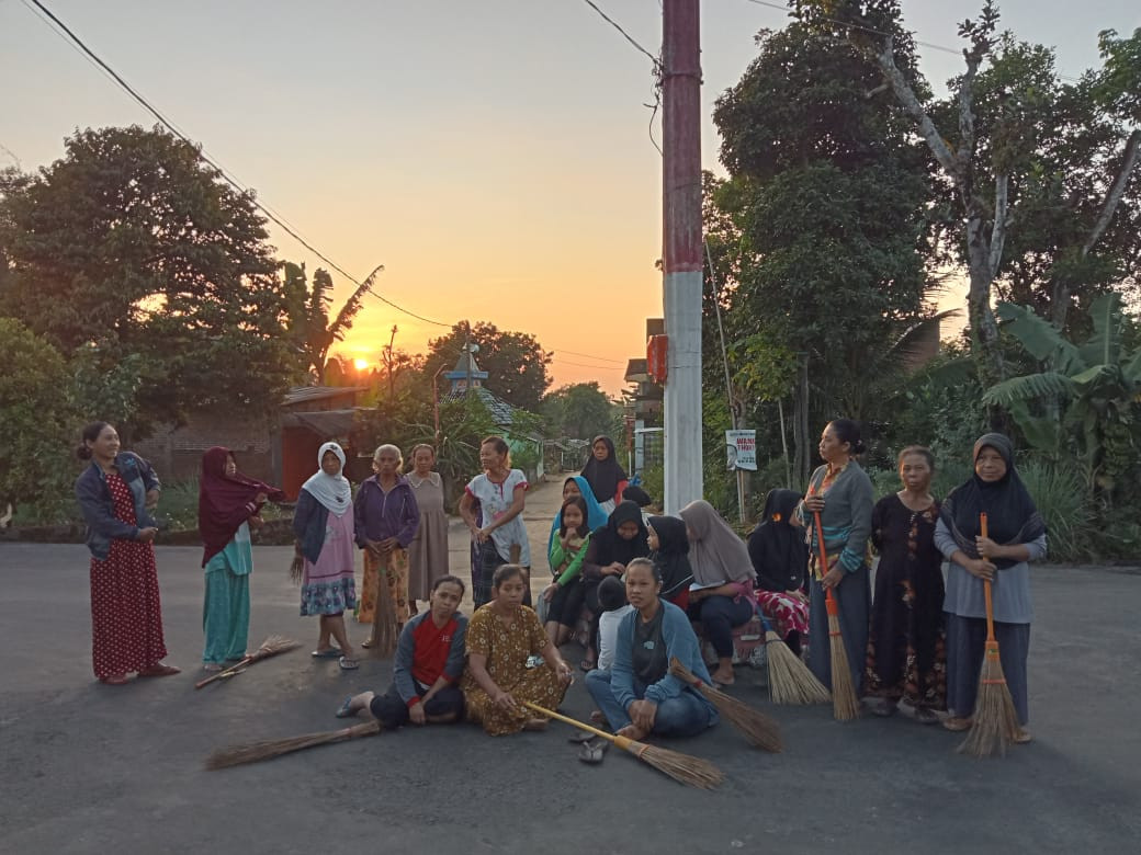 kerja bakti membersihkan lingkungan