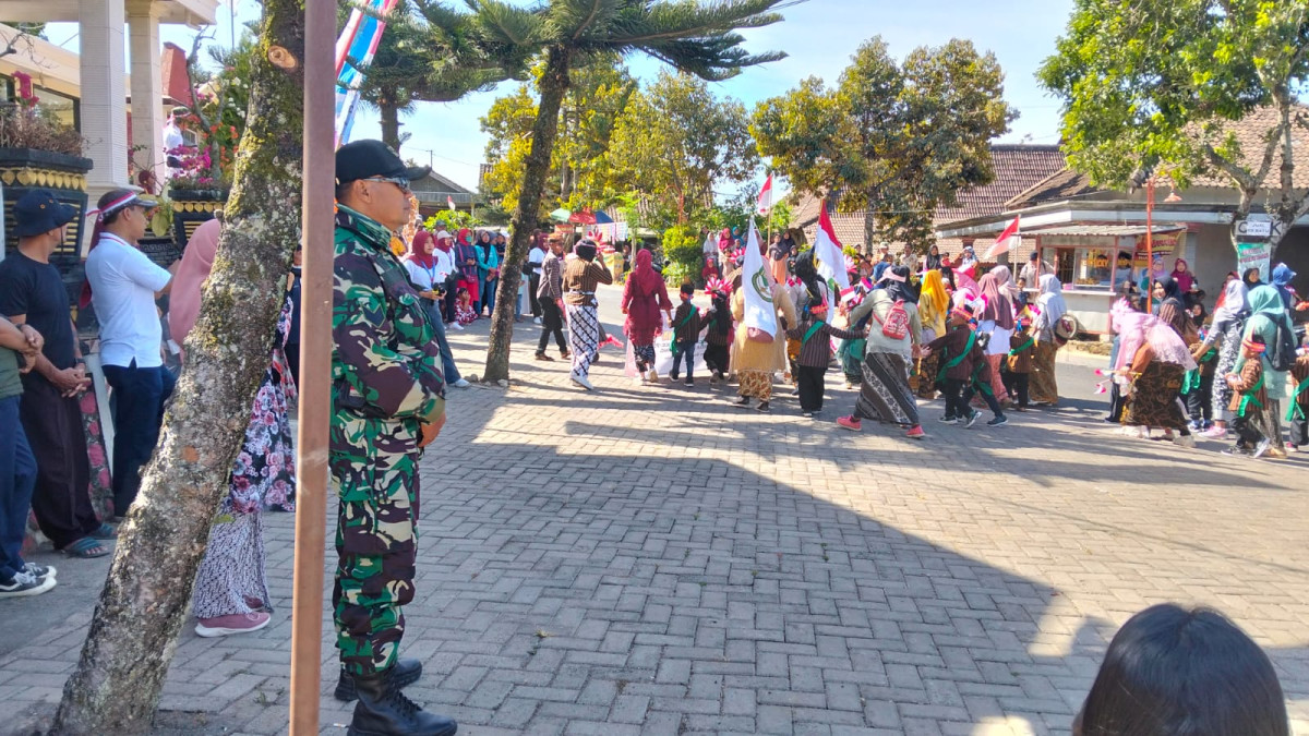 Menjaga keamanan karnaval oleh TNI