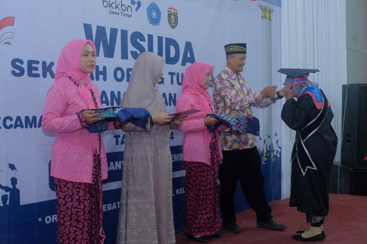 WISUDA SEKOLAH ORANG TUA HEBAT