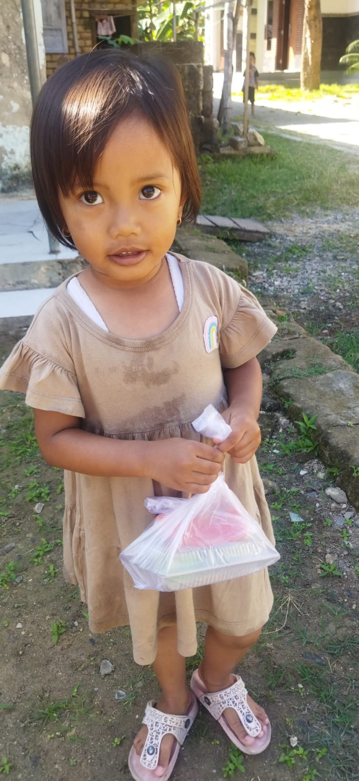 Selama 56 hari kader membagikan PMT lokal ke rumah balita sasaran