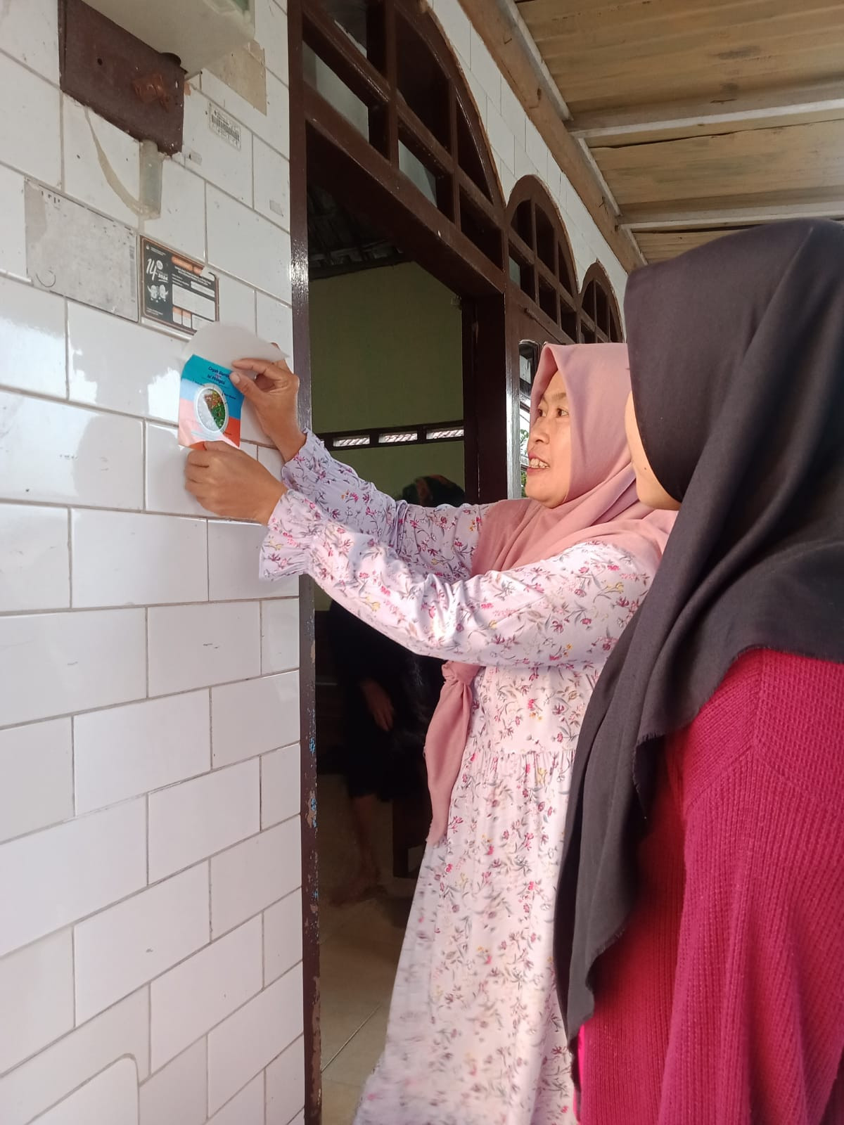 Edukasi pencegahan anemia kepada remaja dan dilanjutkan dengan pemasangan stiker.