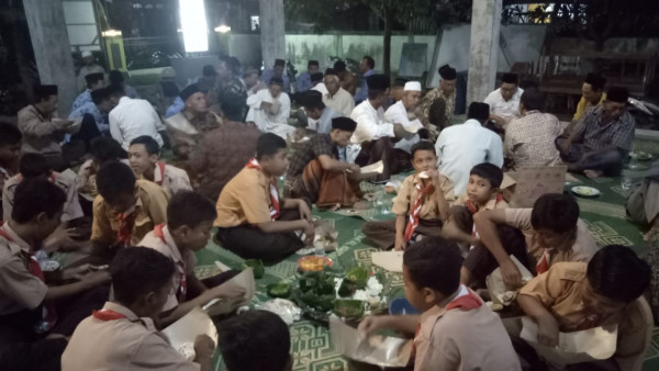 Sebelum ke makam pahlawan untuk upacara, makan dulu