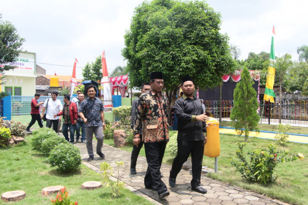 Lokasi di Taman dekat kolam