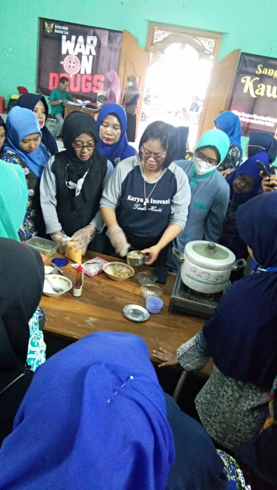 PESERTA ANTUSIAS MENGIKUTI DEMO MASAK OLEH BU SANTI.