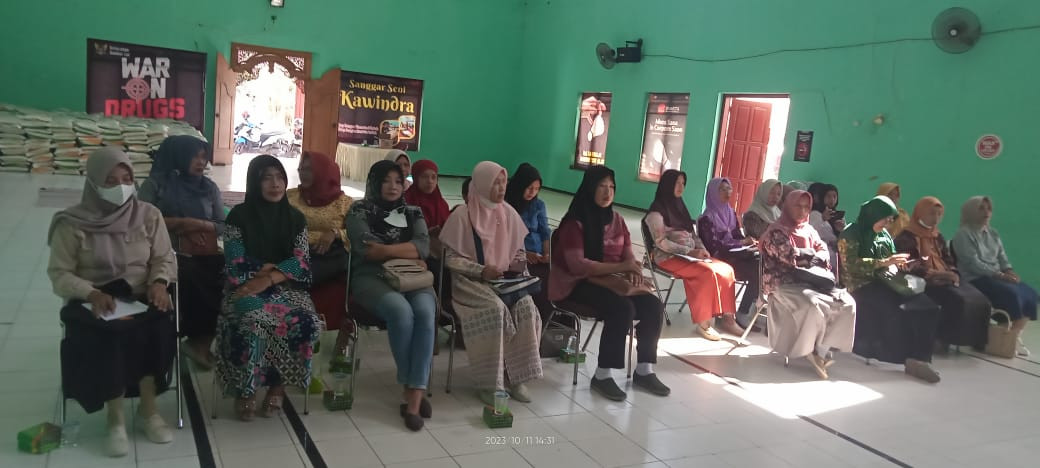 Para kader BKB mendengarkan materi dari dinas P3AP2KB