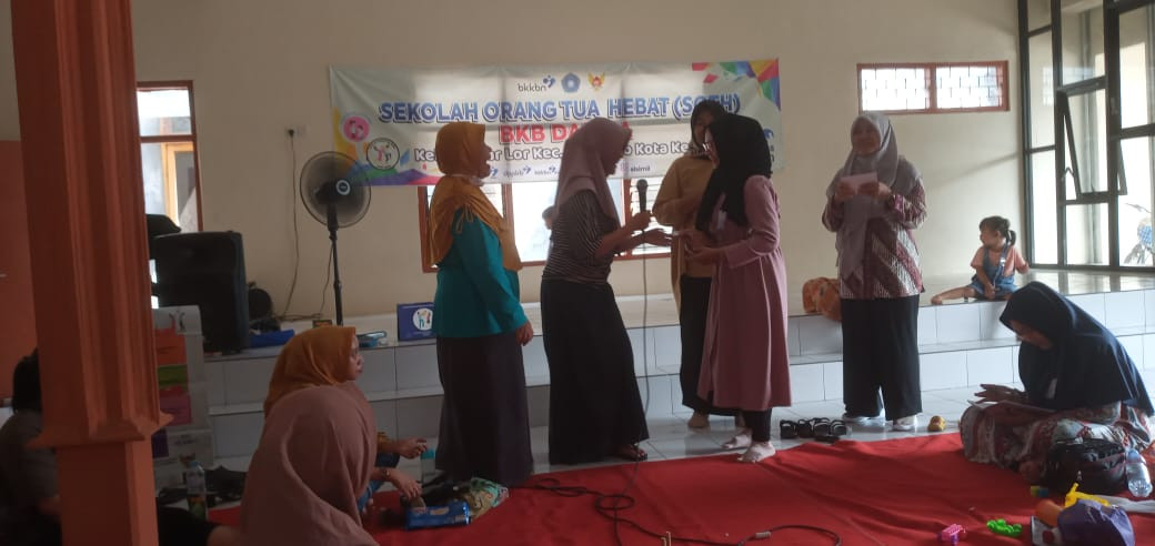 Ibu balita mendapat doorprize dari kader