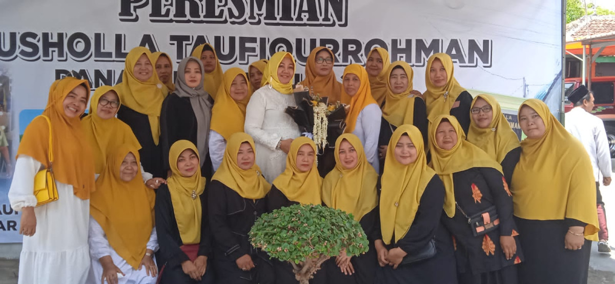 Foto bersama dg ibu Andayani Nurhidayati , S E sbg Anggota DPRD kota Kediri