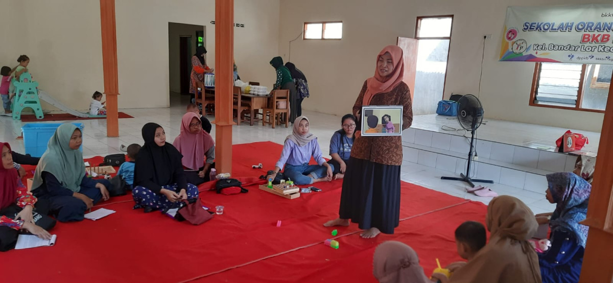 Para orangtua mendapat materi dari kader inti dengan lembar balik sebagai bagian dari materi