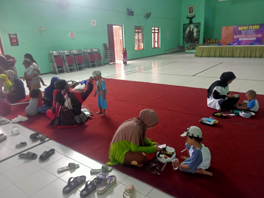 Pendampingan makan bersama pemberian PMT PRODAMAS bg balita stunting