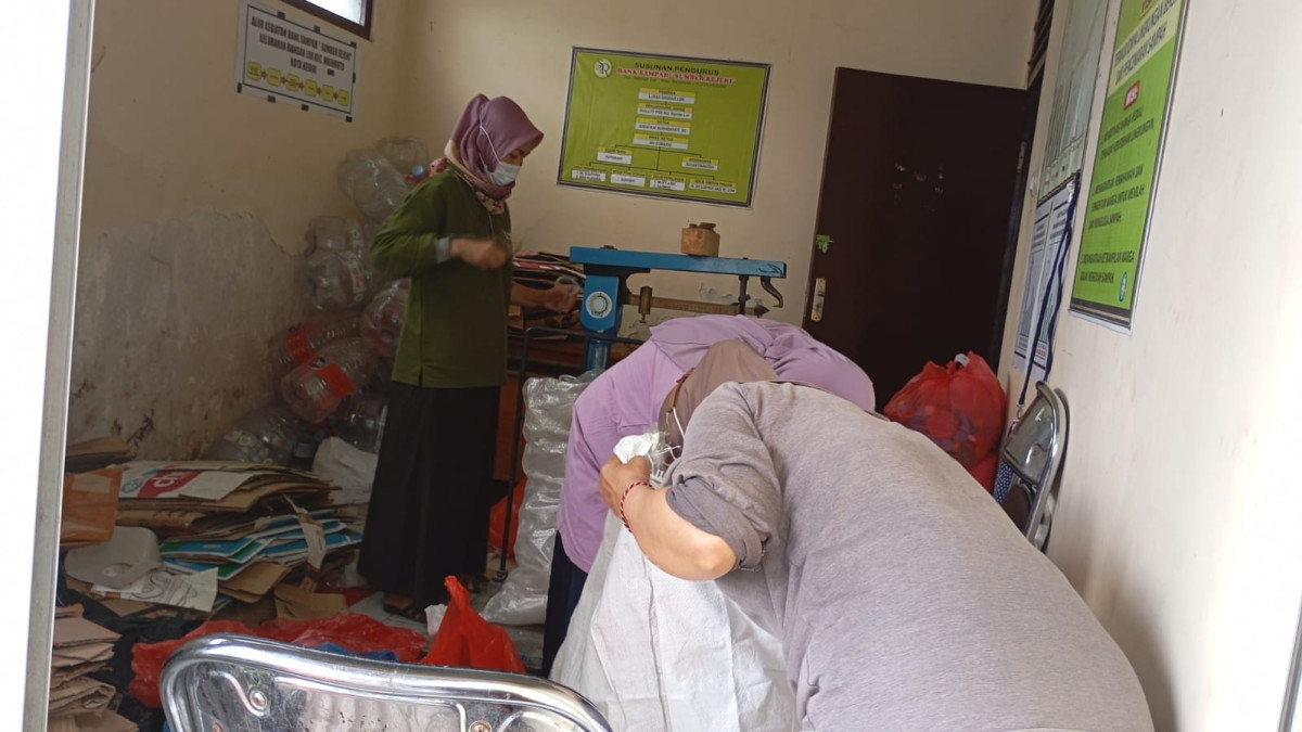 Penimbangan sampah setelah dipilah