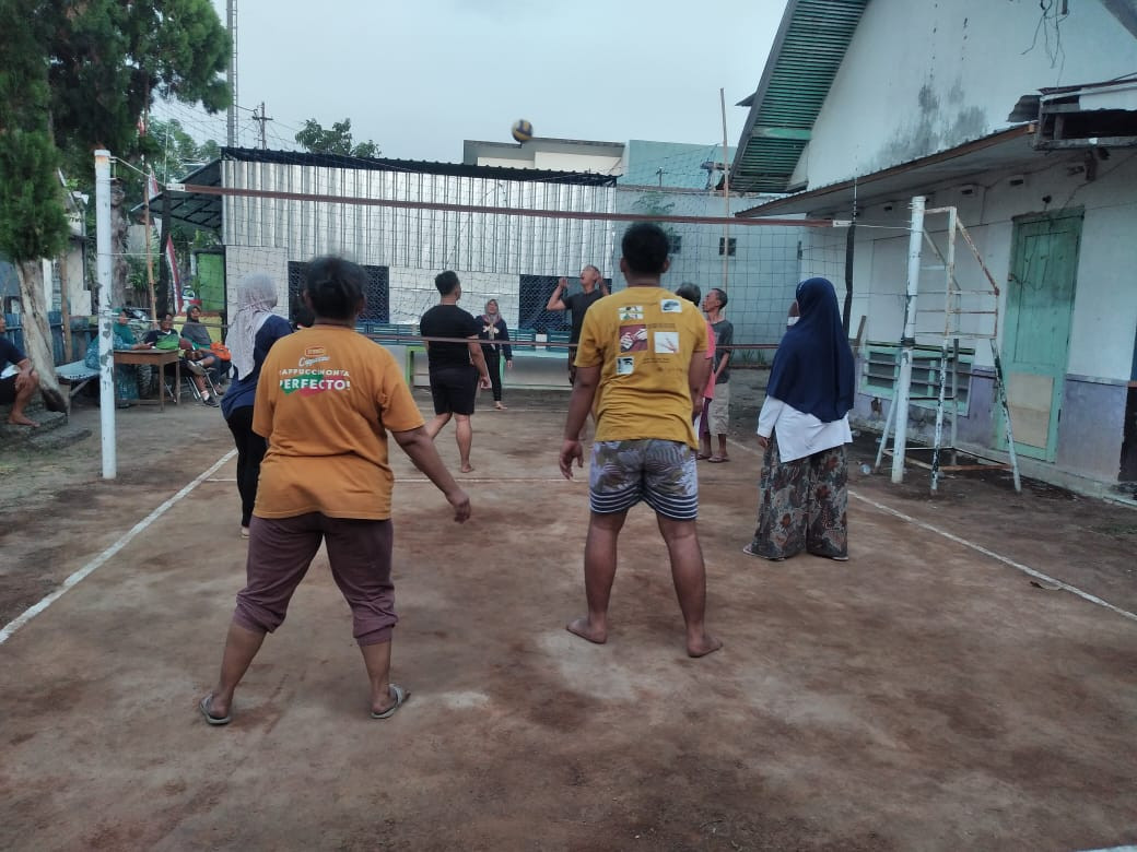 Latihan voli sebagai sarana untuk silaturahmi warga