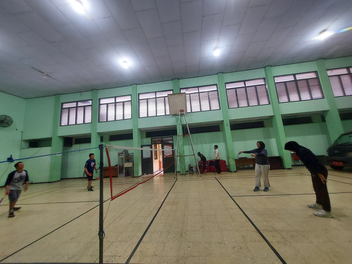 warga yang ikut kegiatan Badminton