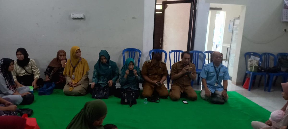 Bapak camat di dampingi bapak lurah, tenaga kesehatan wilayah ngadirejo beserta PLKB Ngadirejo