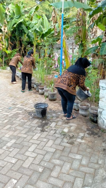 Penerapan dan kegiatan lingkungan bersih sehat di sekitar area sekretariat kampung kb