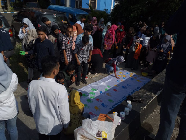 Aksi pembubuhan cap tangan