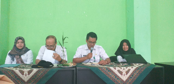 pak Lurah memberikan sambutan