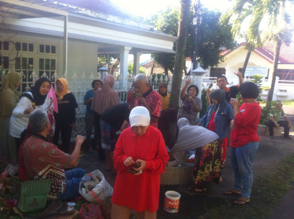 setelah membersihkan lingkungan, makan snack bersama