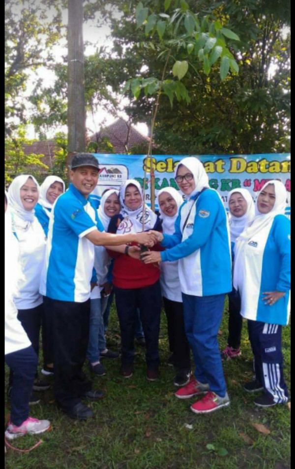 Kegiatan Tanam Pohon di Taman Gayam