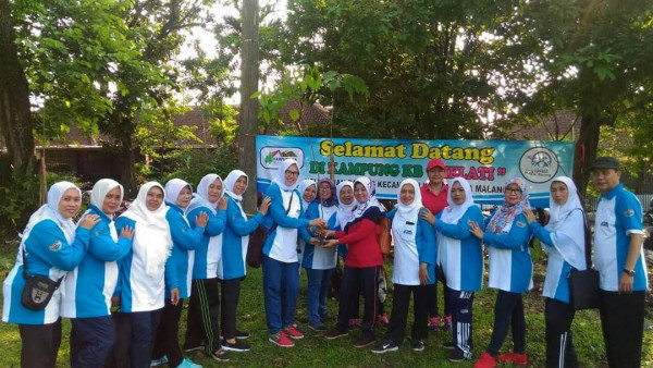 berfoto bersama semua sie kampung KB