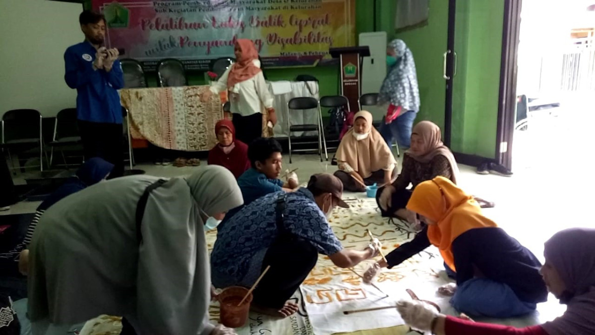 Peserta sedang membatik