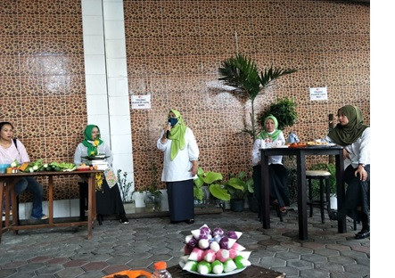 Narasumber Kegiatan  Memotivasi Kelompok  dalam ber Organisasi Sosial dan Memanfaatkan Limbah Sayuran