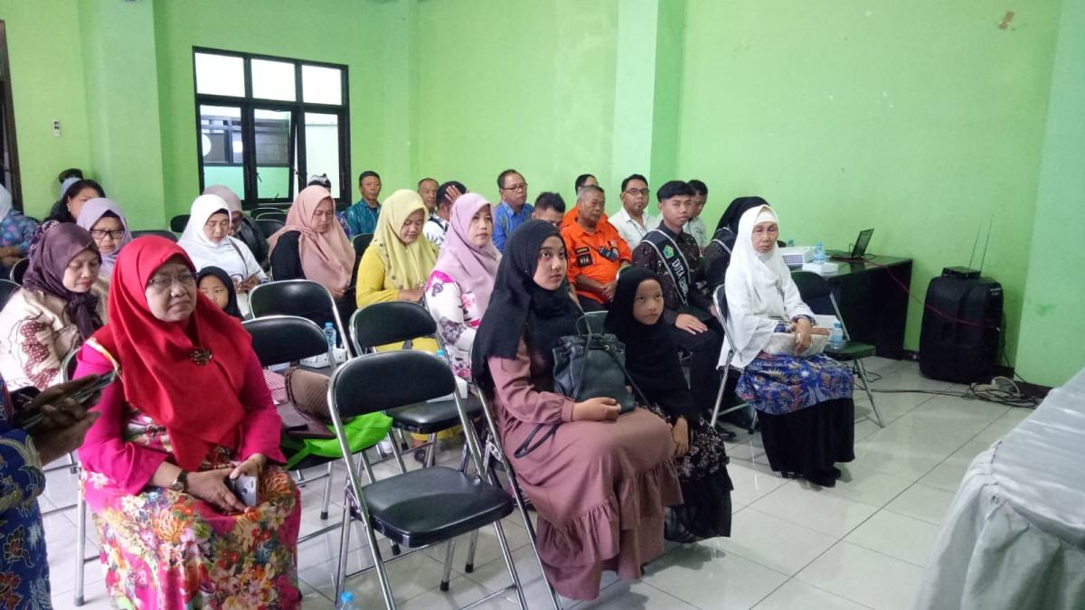 Mendengarkan Ceramah dari Hj. Elvi Nur Ridho Khasanah, M.Ag