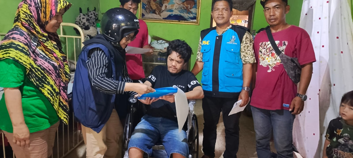 pendampingan penyerahan alat bantu ke warga RT 14 RW 08