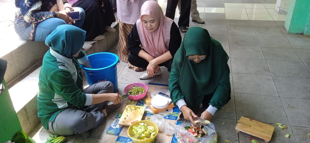 Kampung KB Mengikuti Pelatihan membuat Eco Enzym dari sampah sayur dan buah