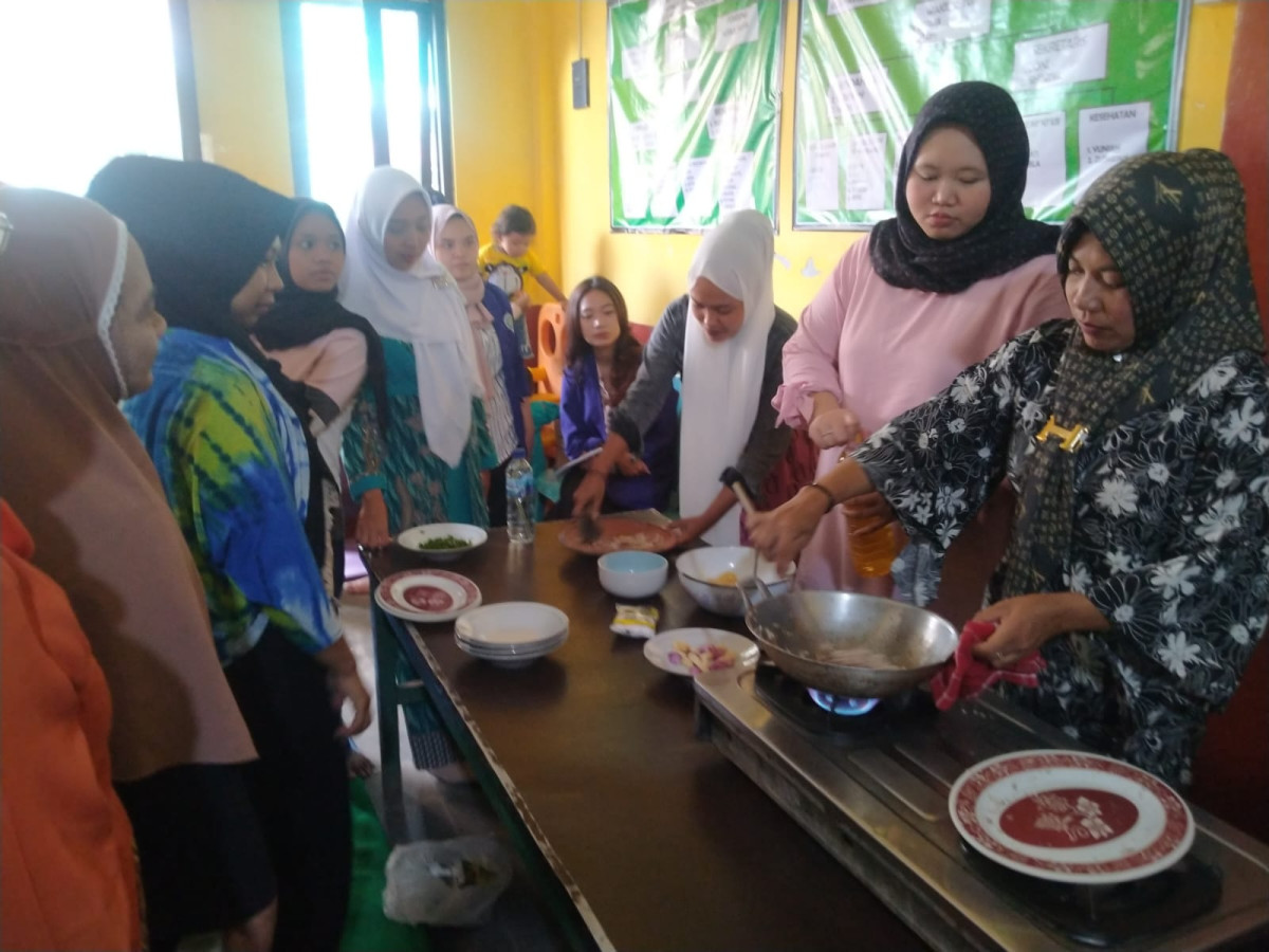 Praktek membuat olahan menu Dashat bersama Kelp. BKB Sri Rejeki dan mahasiswa PLS Universitas Negeri Malang