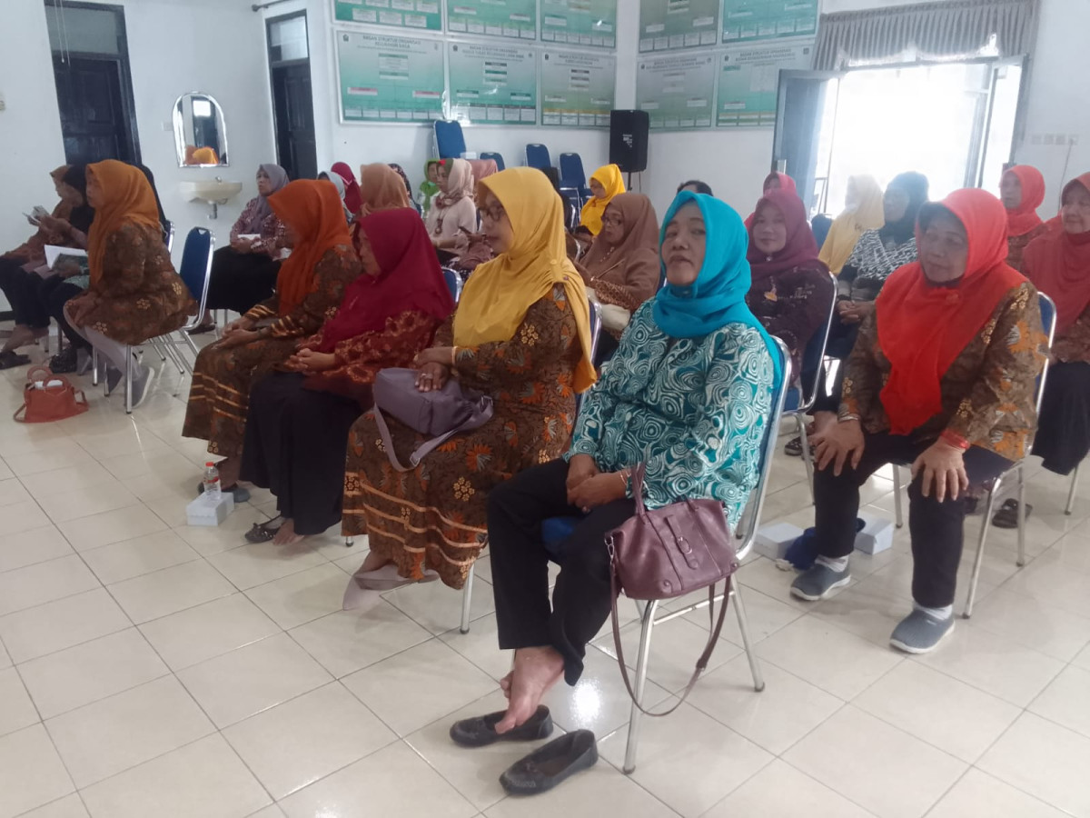 Peserta BKL  mendengarkan materi