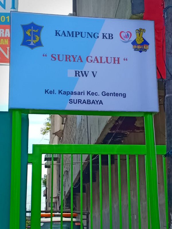 Papan nama Kampung KB Surya Galuh yang dipasang di pintu masuk Kapasari DKA gg I