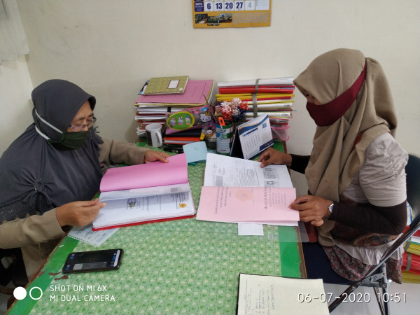 Ketua lembaga bunda Erna menghadapi penilik Bu Sukarti