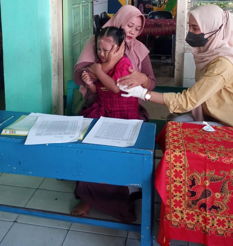 Sosialisasi dan pemberian Imunisasi pada anak dalam rangka BIAN oleh Pokja Pendidikan Kampung KB Kencana Jaya