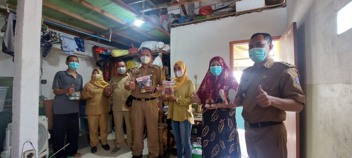 Pembinaan dan monitoring UKM bagi usaha rumah tangga Sepatu dan sandal oleh pihak kecamatan Benowo dan kelurahan Tambak Oso Wilangon beserta Pokja Ekonomi dan UPPKS Kampung KB Kencana Jaya