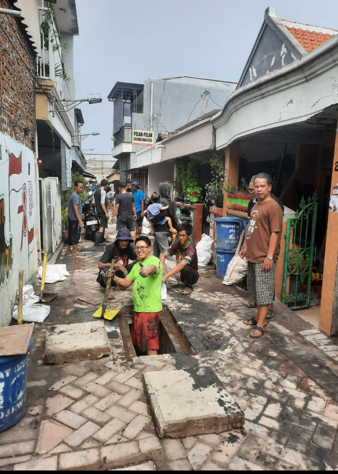 Kerja bakti massal bersama Bpk lurah beserta staf dan warga