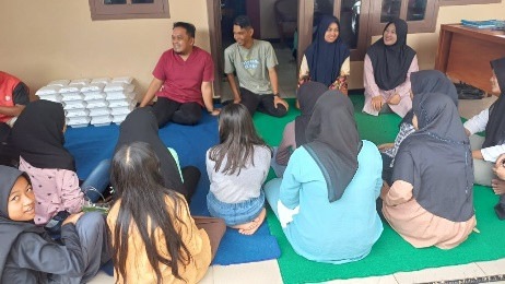 Melaksanakan kegiatan Posyandu remaja dan pertemuan rutin forum anak