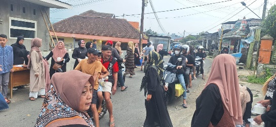 Pembagian takjil , tadarus, dan buka puasa