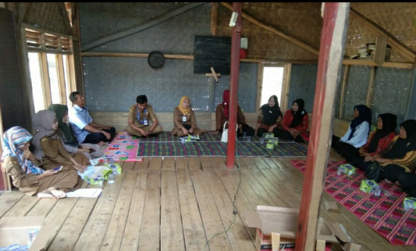 Pemateri sedang menyampaikan materi kepada masyarakat kampung KB Sampang jaha gunung batu